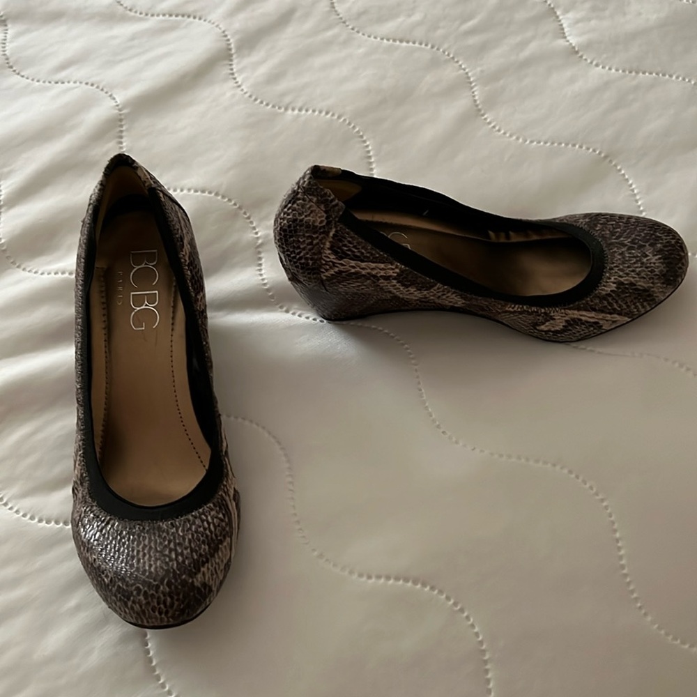 BCBG Paris wedged heel shoes W round toes snake print sz 8 in good condition